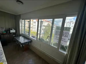 SATILIK AKÇAY MERKEZDE MERKEZİ KONUM ÖN CEPHE TADİLATSIZ 2+1